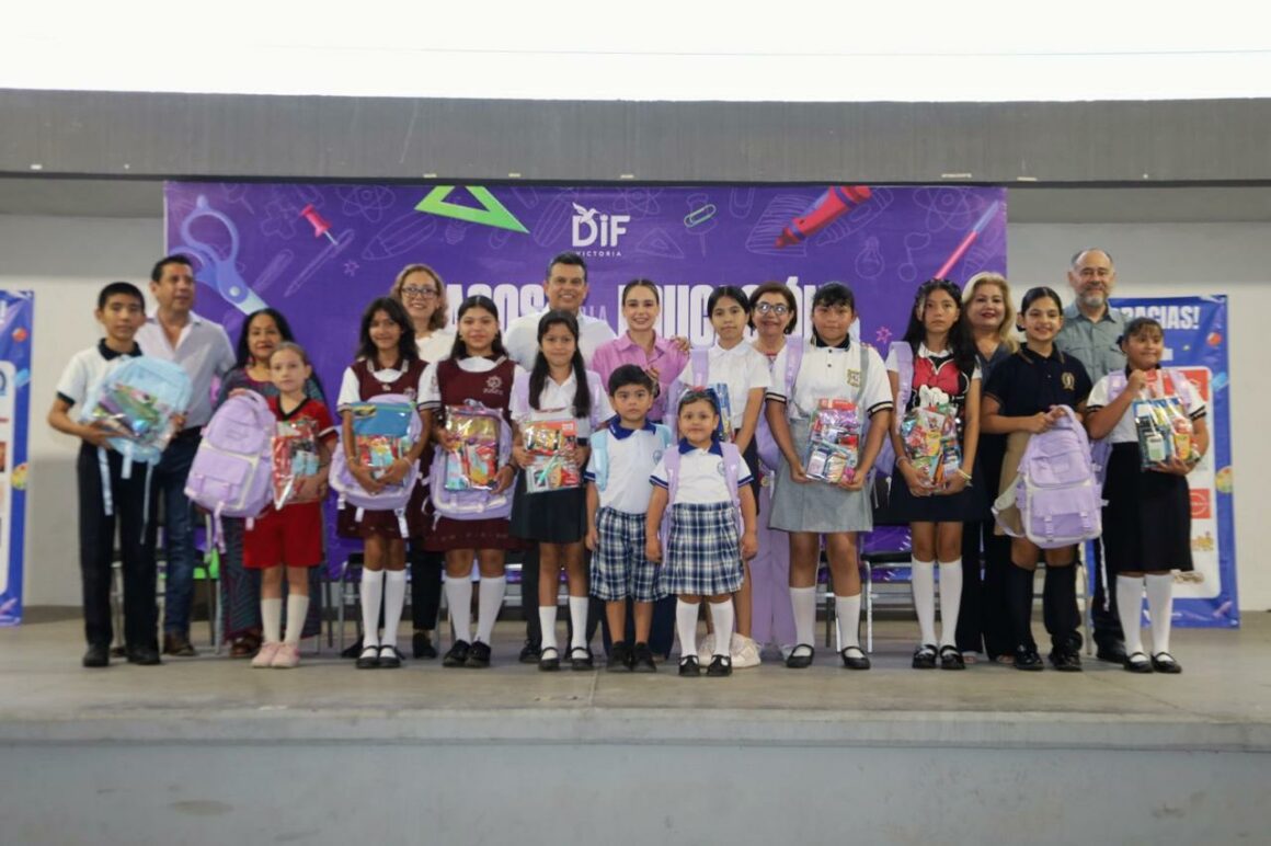 WhatsApp-Image-2025-09-09-at-8.19.04-PM-1 Entregan Lalo y Lucy 2,500kits escolares del programa Pasos por la Educación 2025