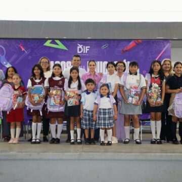 Entregan Lalo y Lucy 2,500kits escolares del programa Pasos por la Educación 2025