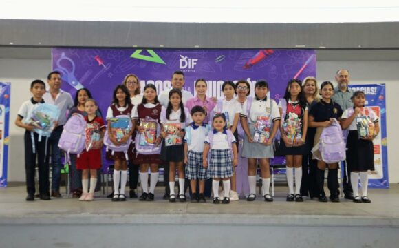 Entregan Lalo y Lucy 2,500kits escolares del programa Pasos por la Educación 2025