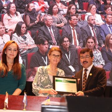 1 (20) La Dra. Annie Pardo dicta conferencia magistral en la UAT