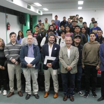 2 (19) Expertos en economía imparten conferencias en la UAT