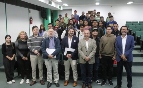 Expertos en economía imparten conferencias en la UAT