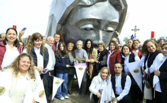 Entrega María de Villarreal las pupilas de la Virgen de la Misericordia