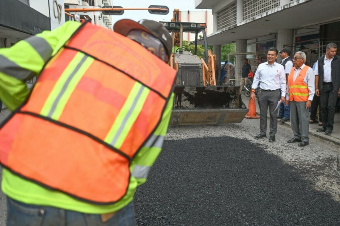 WhatsApp-Image-2025-11-26-at-5.56.31-PM Intensifican bacheo en zona centro de Victoria